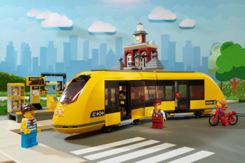 LEGO City 60271 Main Square 9