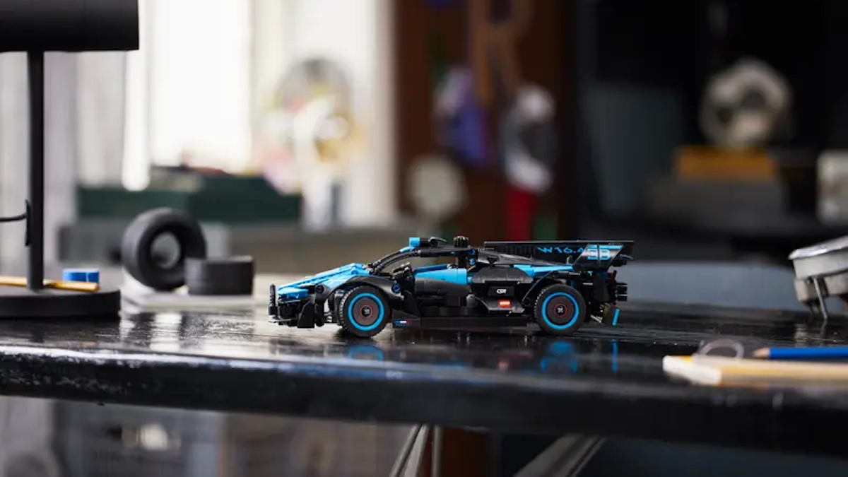 LEGO Technic 42162 Bugatti Bolide Agile Blue Lifestyle 2 1