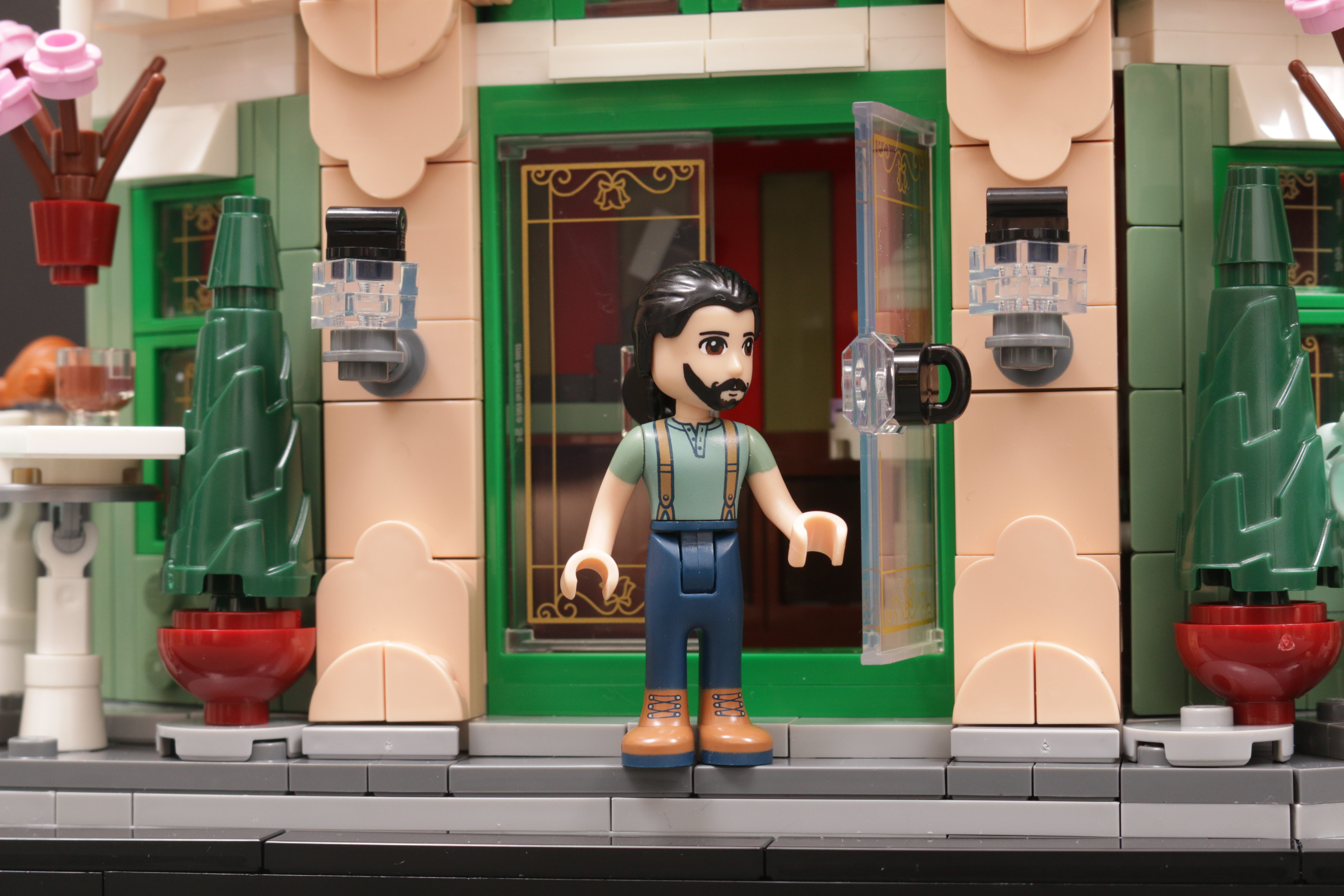 LEGO Icons 10362 French Cafe with Mini dolls 4